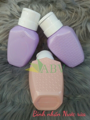 Bình nhấn hello kitty